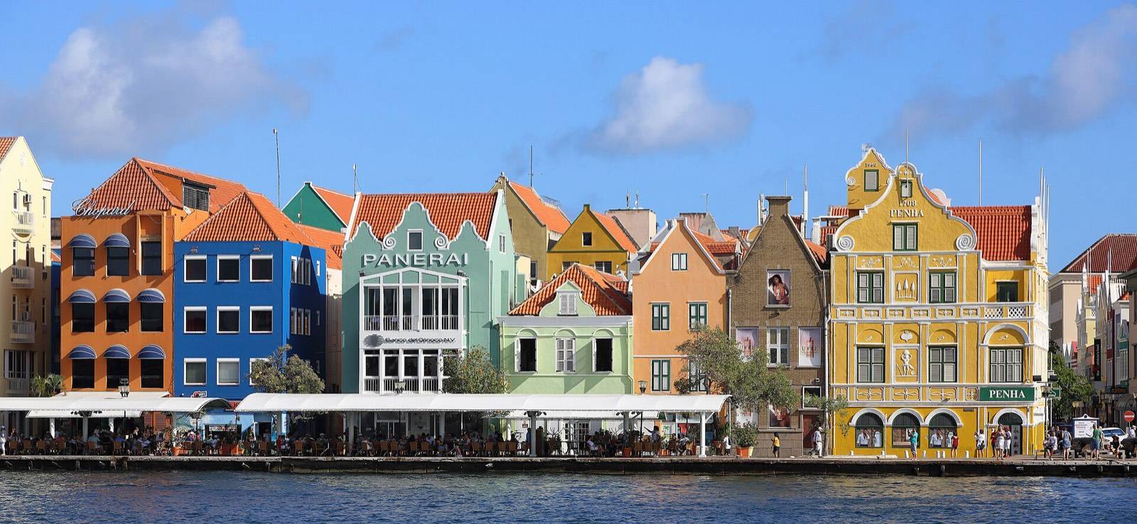 Pastel Dutch colonial facades lining the Handelskade waterfront in Punda, Willemstad